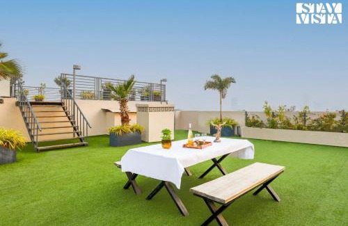 Gopalbari Apartment | StayVista at Cityscape with Rooftop Pool - Jaipur