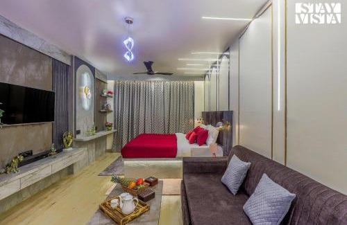 Gopalbari Apartment | StayVista at Cityscape with Rooftop Pool - Jaipur