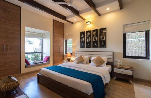 The Mall Road Villa | StayVista at Cottage in the Clouds