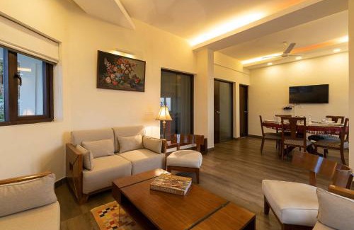 The Mall Road Villa | StayVista at Cottage in the Clouds