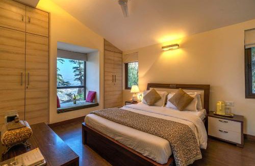 The Mall Road Villa | StayVista at Cottage in the Clouds