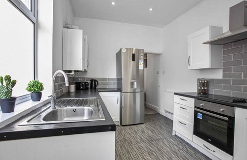 Burslem House | ⭑ Staywhenever LS- 4 Bedroom House | King Size Beds | Sleeps 9 ⭑