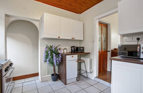 Burslem House | ⭑ Staywhenever NWT- 4 Bedroom House | King Size Beds | Sleeps 9 ⭑