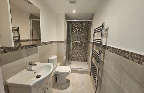 Woking Apartment | StayZen Apartments - Private Garden & Free Parking Ground Floor Central Woking - Business & Leisure