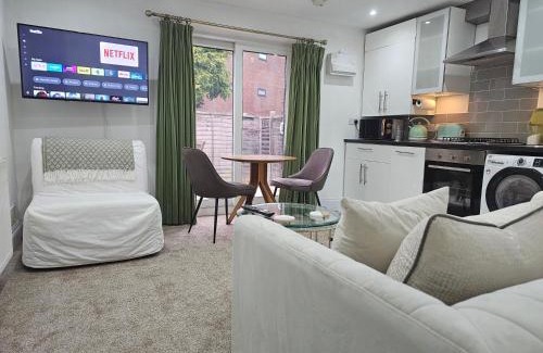Woking Apartment | StayZen Apartments - Private Garden & Free Parking Ground Floor Central Woking - Business & Leisure