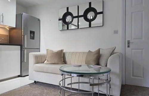 Woking Apartment | StayZen Apartments - Private Garden & Free Parking Ground Floor Central Woking - Business & Leisure