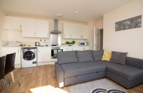 Southampton Apartment | Stayzo Castle Penthouse 17 - A Clean Fresh Modern Apartment With Free Wi-fi