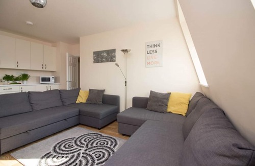 Southampton Apartment | Stayzo Castle Penthouse 17 - A Clean Fresh Modern Apartment With Free Wi-fi