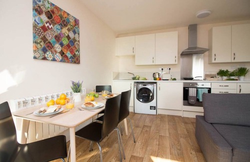 Southampton Apartment | Stayzo Castle Penthouse 17 - A Clean Fresh Modern Apartment With Free Wi-fi