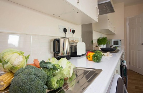 Southampton Apartment | Stayzo Castle Penthouse 17 - A Clean Fresh Modern Apartment With Free Wi-fi