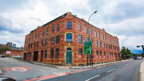 Sheffield Apartment | StayZo Nichols Building Spacious 3-Bedroom Apartment
