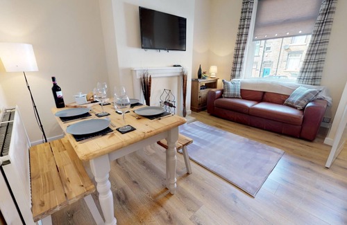 Bradford Apartment | Stayzo Stylish House Accommodation in Westminster