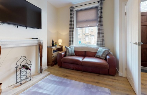 Bradford Apartment | Stayzo Stylish House Accommodation in Westminster