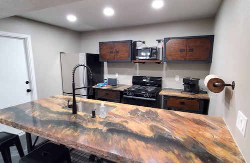 Palomas Park House | "SteamPunk" 2bedroom With Hottub