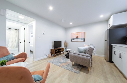 Jasper Place House | Steamy Romantic Basement Suite King Bed Wifi Netflix