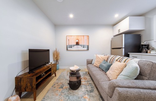 Jasper Place House | Steamy Romantic Basement Suite King Bed Wifi Netflix