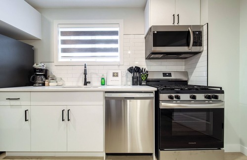 Jasper Place House | Steamy Romantic Basement Suite King Bed Wifi Netflix