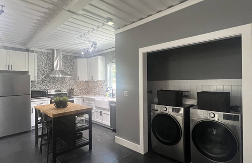 Woodstock House | Steel House: City, Lake, Main St & Mountain Gem Close to All Attractions