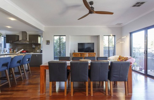 East Fremantle House | Stella Retreat - Townhouse with pool