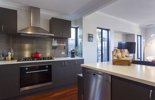 East Fremantle House | Stella Retreat - Townhouse with pool