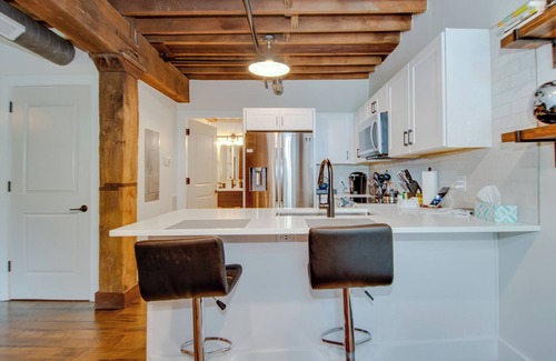 Hillwood Condo | Stellar Condo | Sleeps 4 | 10 mins from Broadway!