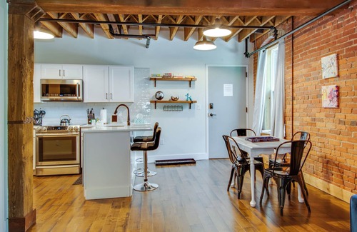 Hillwood Condo | Stellar Condo | Sleeps 4 | 10 mins from Broadway!