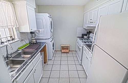 El Paso House | Stellar location 3 bedroom, 3 bath, sleeps 10