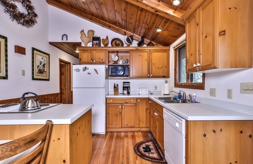 Sayner Cottage | Stepaway Vacation Rentals- Schneider Cabin