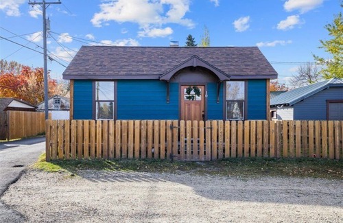 Red Lodge Cottage | Stephanie's Cottage - cozy retreat, pet friendly