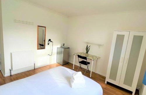 St. Dunstan's House | Stepney Green Comfy Double bed rooms 14
