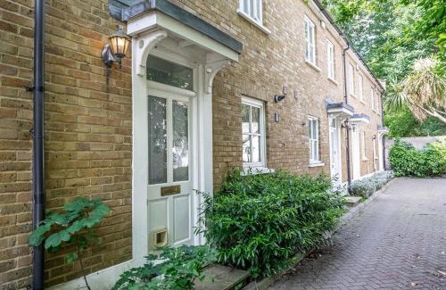 Tower Hamlets Apartment | Stepney Green Gated Area with Parking & Garden