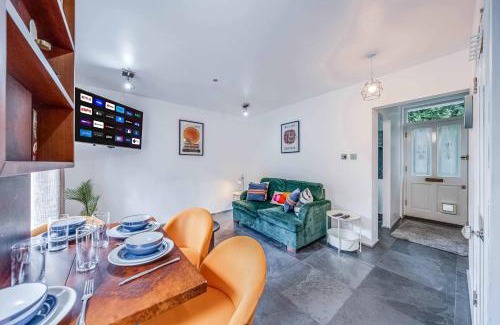 Tower Hamlets Apartment | Stepney Green Gated Area with Parking & Garden