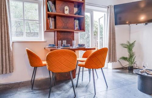 Tower Hamlets Apartment | Stepney Green Gated Area with Parking & Garden