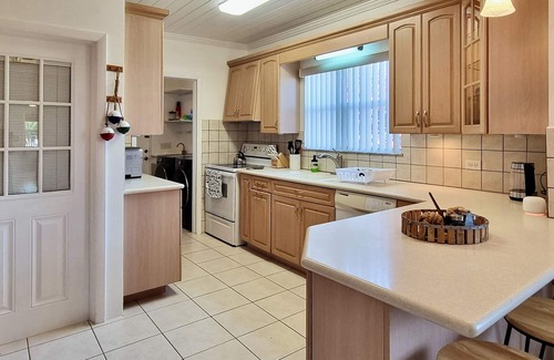 Spanish Wells House | "Steps Away" 3-bedroom house with Kayak & Paddle board, just steps to the beach