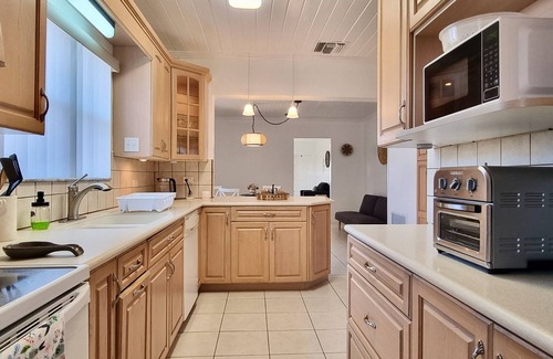 Spanish Wells House | "Steps Away" 3-bedroom house with Kayak & Paddle board, just steps to the beach