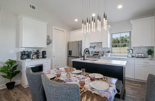 Mississippi City Apartment | Steps Away from Cruisin' the Coast , Gulfport 2BR, Game Room, and Free Parking