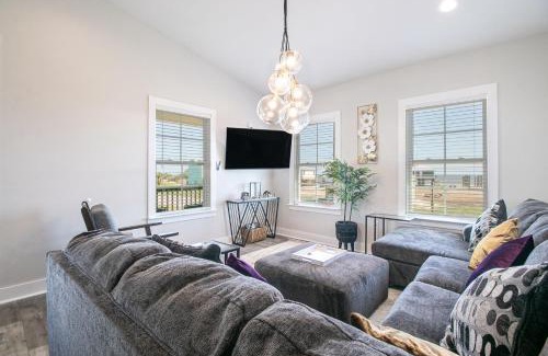 Mississippi City Apartment | Steps Away from Cruisin' the Coast , Gulfport 2BR, Game Room, and Free Parking