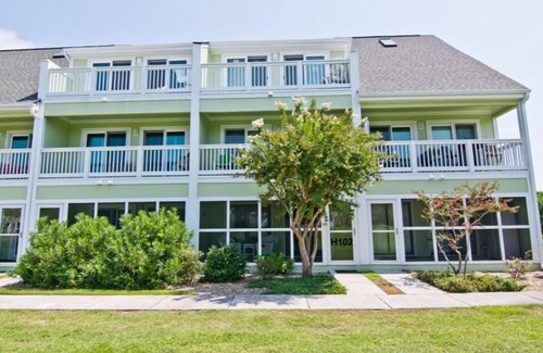 Emerald Isle Condo | Steps away from the Ocean, Gym, Gazebos, Indoor/Outdoor Pools, & Tennis Courts