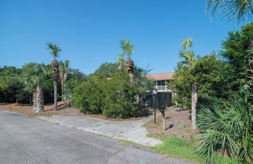 Debordieu Colony House | Steps away from the beach