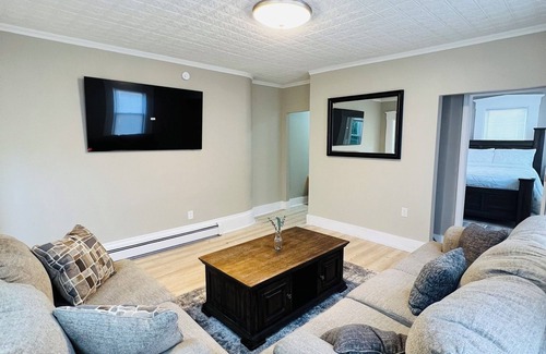 Bangor Apartment | Steps away from waterfront concerts!