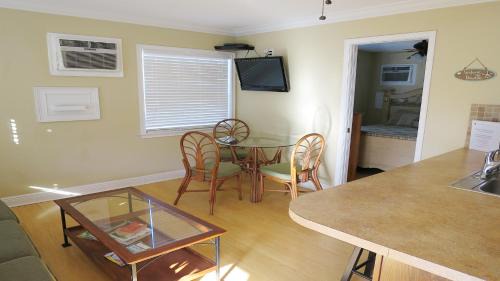 Ilexhurst Villa | Steps From Beach! Air-Conditioned - Shared Pool