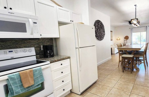 Alice Town Apartment | Steps from Beach Posh Villa Optional Golf Cart