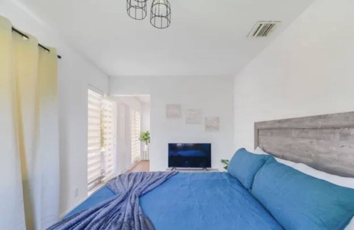 Bel Air House | Steps from Beach 2 Kings & 2 Queens Lauderdale by the Sea