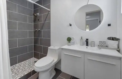 Bel Air House | Steps from Beach 2 Kings & 2 Queens Lauderdale by the Sea