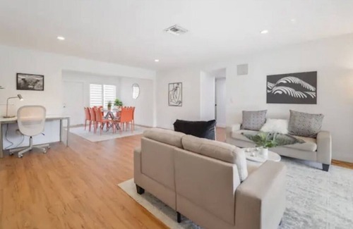 Bel Air House | Steps from Beach 2 Kings & 2 Queens Lauderdale by the Sea