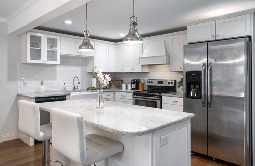 Central Beach House | STEPS FROM THE BEACH! RELAXING Beach Townhouse Getaway! King size bed