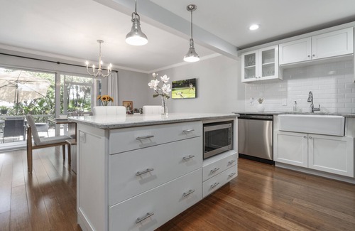 Central Beach House | STEPS FROM THE BEACH! RELAXING Beach Townhouse Getaway! King size bed