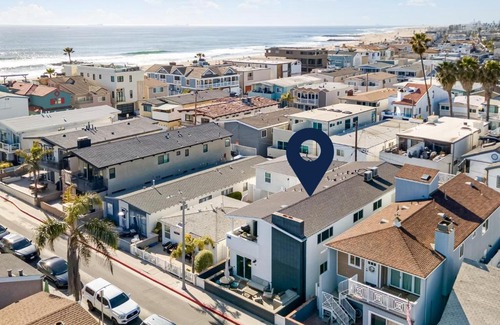 West Newport House | Steps from the SandBoardwalk Outdoor Dining Parking and Patio in Newport