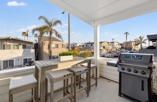 West Newport House | Steps from the SandBoardwalk Outdoor Dining Parking and Patio in Newport