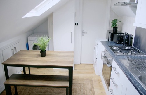 Hackney Central Apartment | Steps from transportation. Cosy 3 Bedroom Flat, Hackney Central